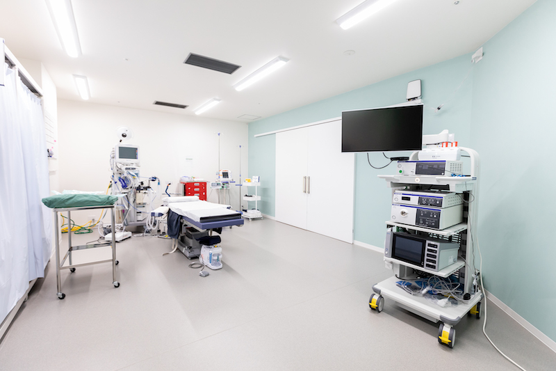 機材を完備し、十分なスペースと衛生管理を確保した手術室