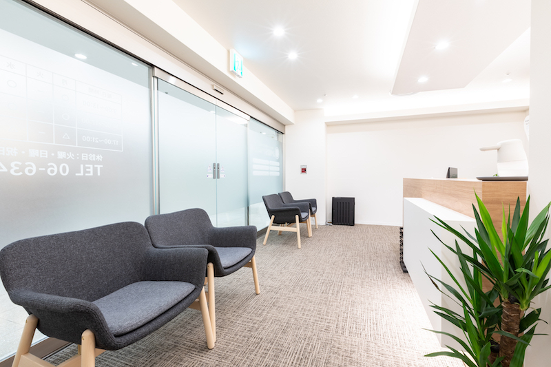 MIDSクリニックのリラックスしてお待ちいただける待合スペースの写真