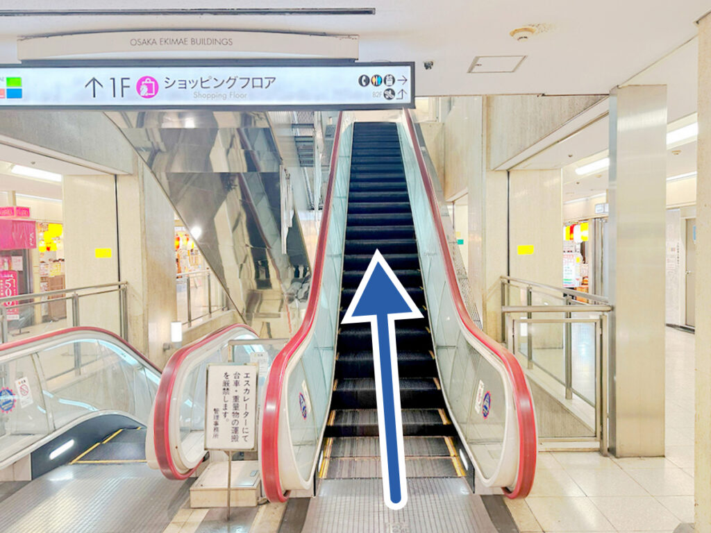 大阪駅前第二ビル1階へのエスカレーター
