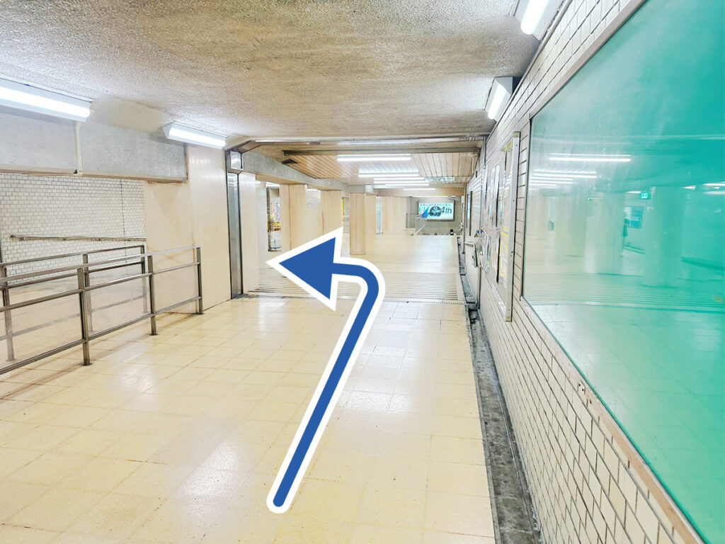 突き当たりを左に曲がる地下通路