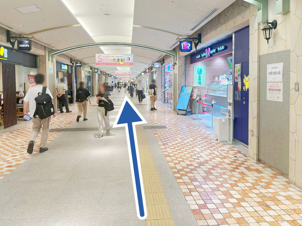 ディアモール大阪の点字ブロック沿いの通路