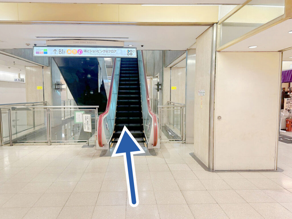 大阪駅前第二ビル1階へ上がるエスカレーター