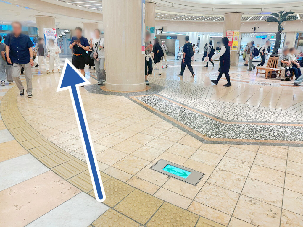 ディアモール円形広場から大阪駅前第2ビル方面