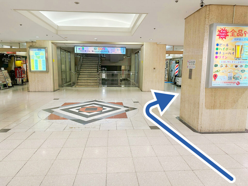 大阪駅前第2ビル地下の中央広場への通路