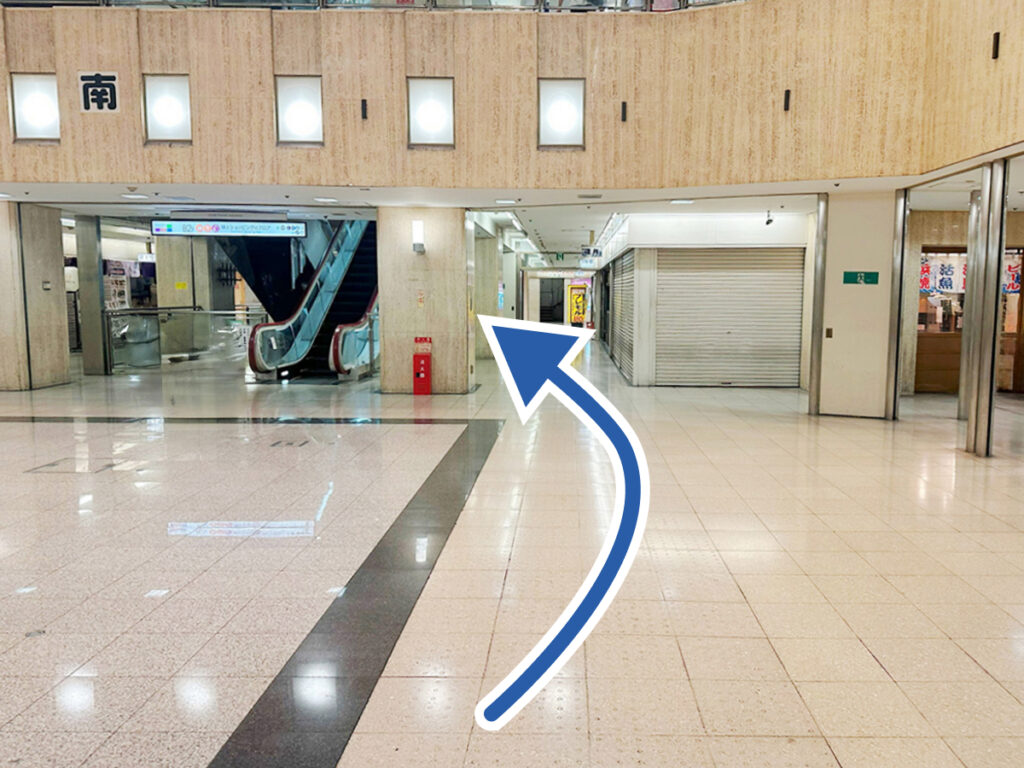 大阪駅前第2ビル中央広場の上りエスカレーター