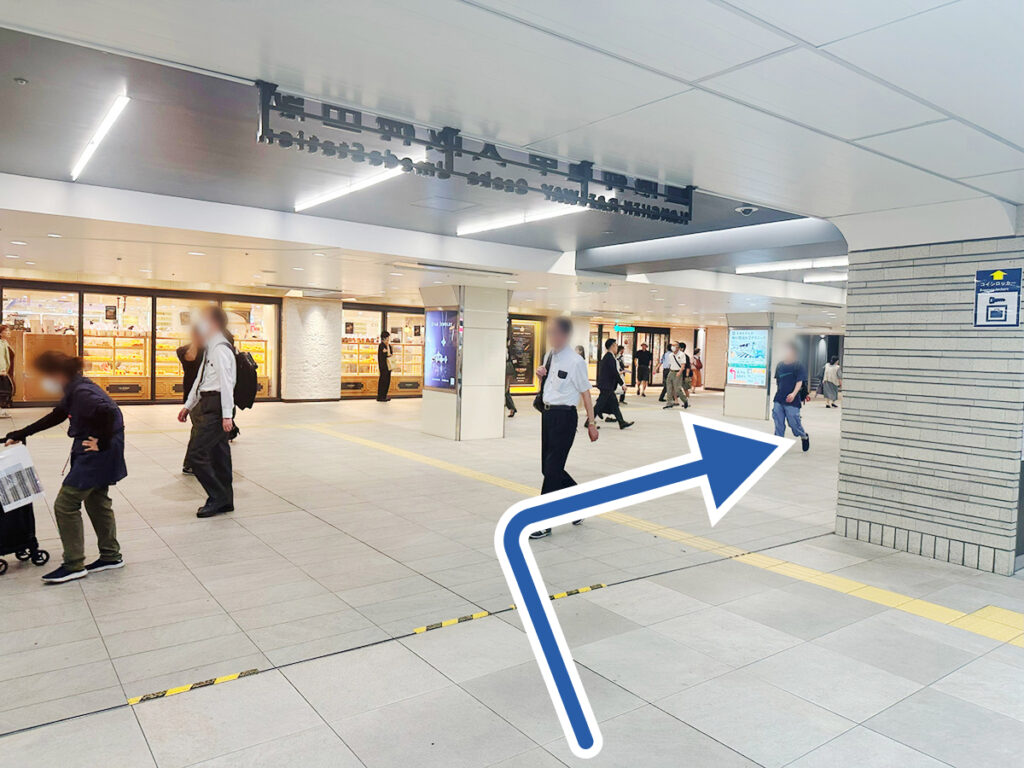 阪神電車大阪梅田駅百貨店口を出て右方向