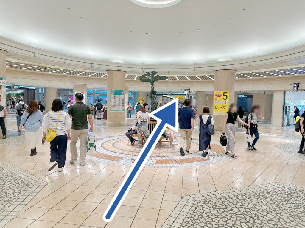 円形広場から大阪駅前第2ビル方面への通路