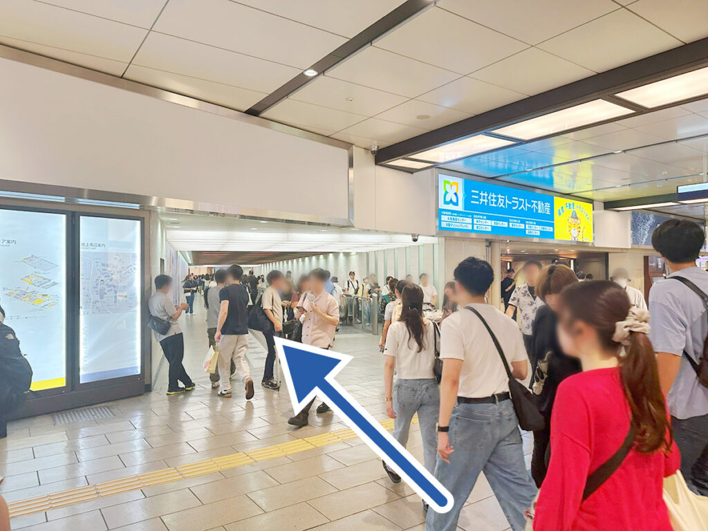 地下通路の動く歩道