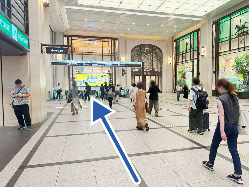 ホワイティ梅田方面へのエスカレーター