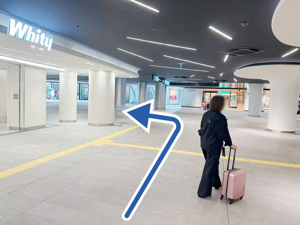 阪神百貨店手前の点字ブロック沿いの通路