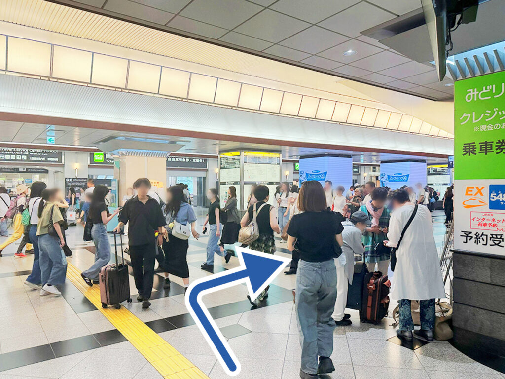 JR大阪駅中央口を出て右方向の通路