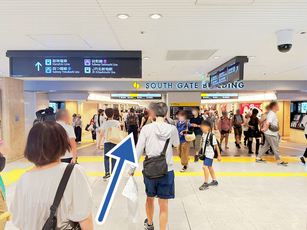 JR北新地方面の円形広場への通路