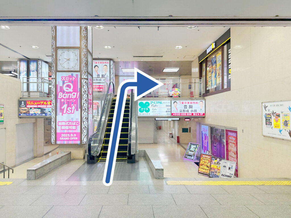 エスカレーターで地下1階に上がり右方向への通路