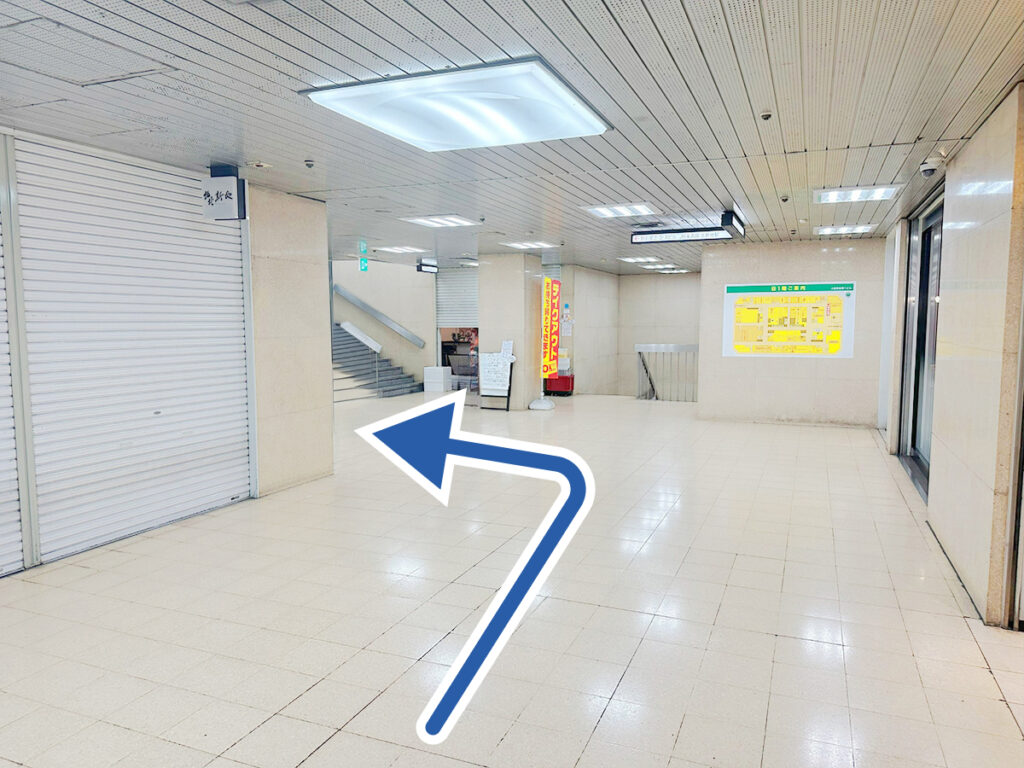 大阪駅前第2ビルまで直進する地下通路
